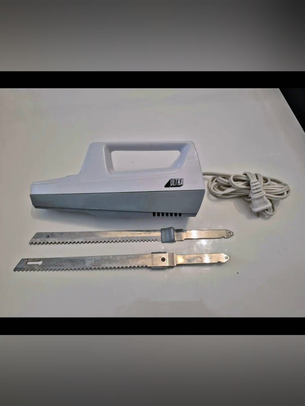 White Electric Handheld Appliance - Turkey ~ Roast ~ Ham Meat Carver / 2 Blades
